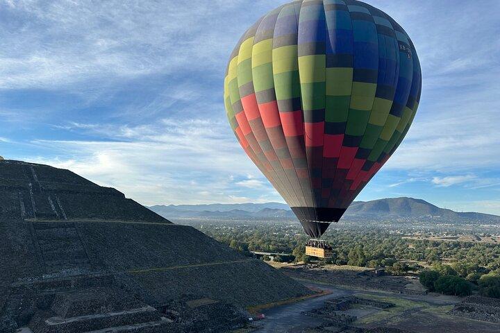 Vuelo en Globo en Teotihuacán desde Ciudad de México / Volare