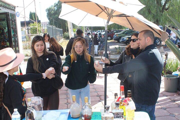気球飛行 + 洞窟での朝食 + CDMX のピックアップ + ピラミッド。