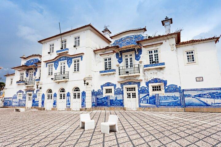 Transfer van Lissabon naar Porto met haltes in Óbidos, Fátima + Nazaré