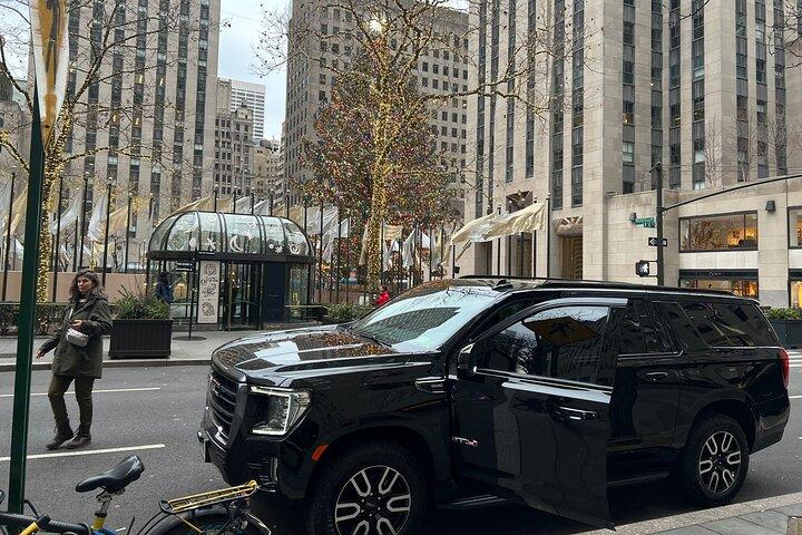 JFK、LGA、EWR 間の黒の SUV 送迎 - すべての料金が含まれています