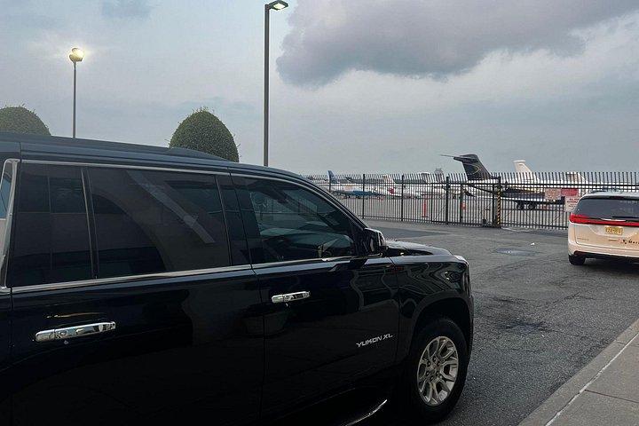 JFK、LGA、EWR 間の黒の SUV 送迎 - すべての料金が含まれています
