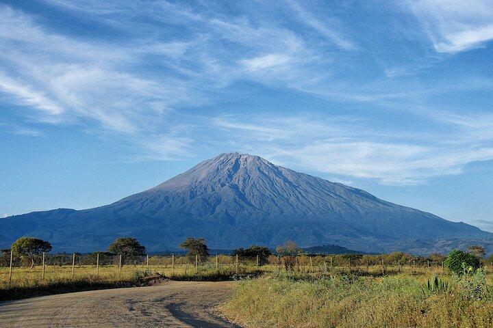 Tour del campeggio privato di 2 giorni sul Monte Meru da Arusha