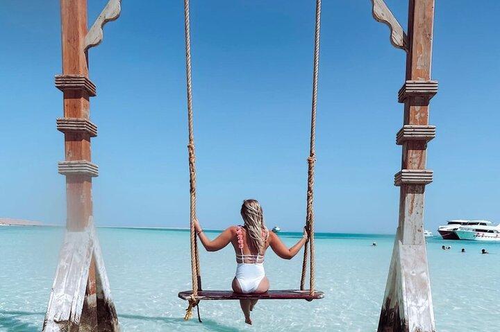 Excursión en yate a la isla Orange Bay, snorkel, deportes acuáticos y almuerzo.