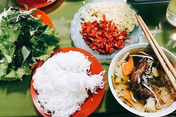 3 uur durende straatvoedseltour met een voorproefje van Hanoi