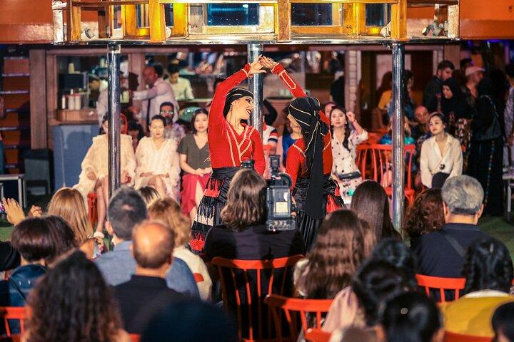 イスタンブールボスポラスディナークルーズ：ライブフォークダンス＆DJ体験