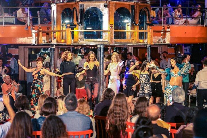 Cruzeiro com jantar no Bósforo e shows de dança turca com mesa privada