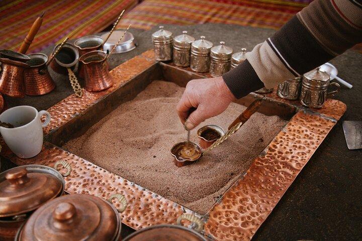 Atelier de café turc brassé au sable en Cappadoce