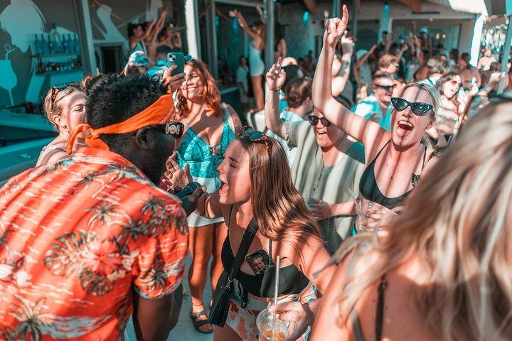 ミコノスのビーチクラブでの 4 時間の 1 日パーティー