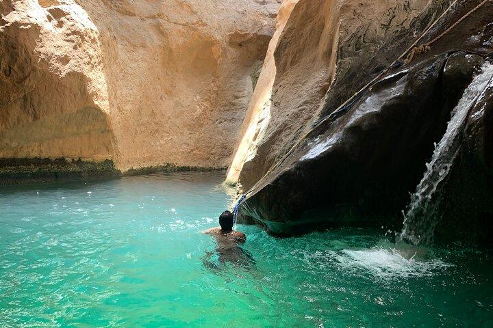 Heldags privat tur til Wadi Shab og Bimmah Sinkhole