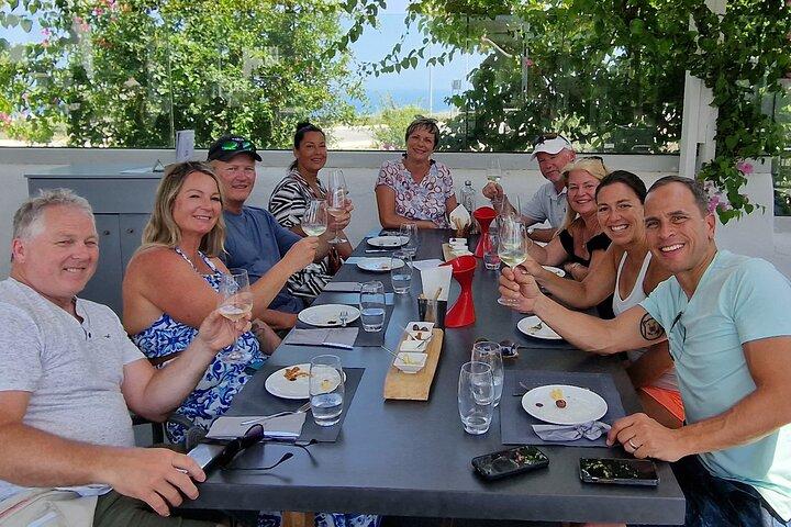 Santorini : 4hrs Tour de cata de vinos en grupo pequeño con bocados locales