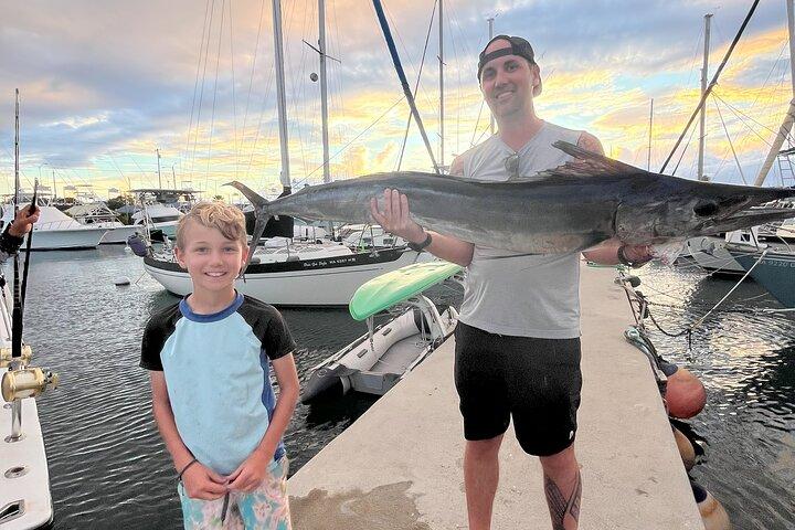 Charter di pesca privata al tramonto di 4 ore