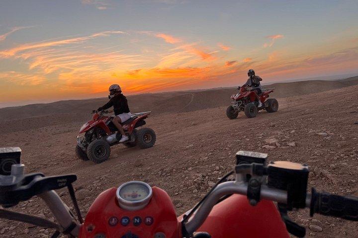 マラケシュ発：アガファイ砂漠クアッドバイクでのサンセット＆ディナーショー