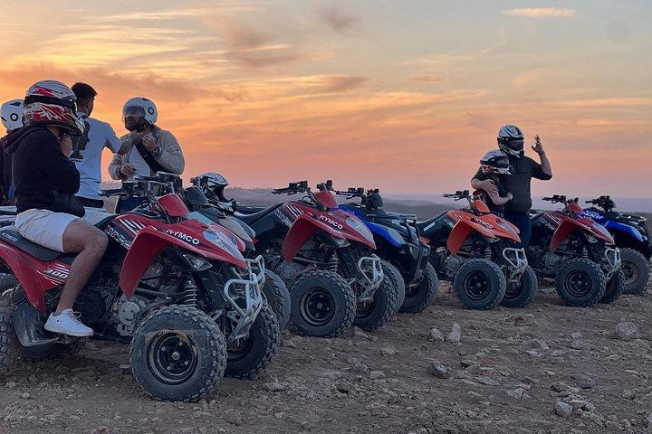 マラケシュ発：アガファイ砂漠クアッドバイクでのサンセット＆ディナーショー