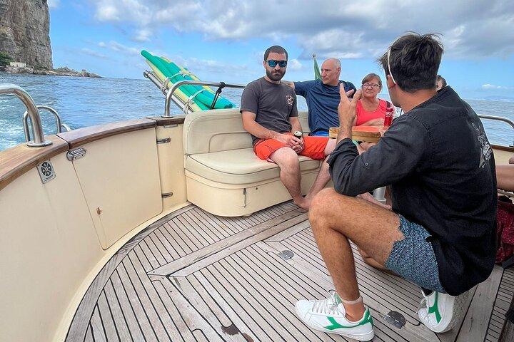 Private 2 - Tour de barco de uma hora ao longo da costa de Sorrento com limoncello