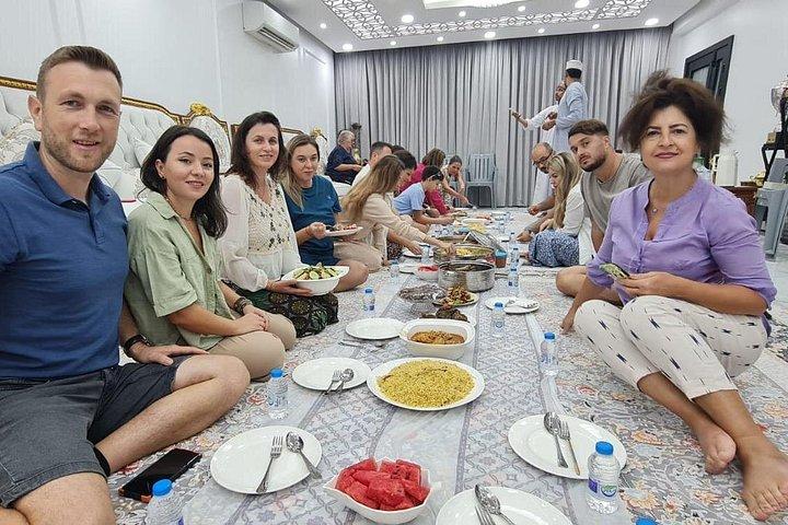 モスクート市内観光と本格オマーン家庭料理ランチ付き – 半日ツアー