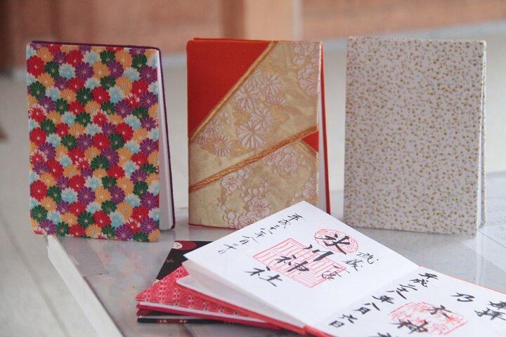 Aula de arte do livro de selos do templo com artista em Shibuya