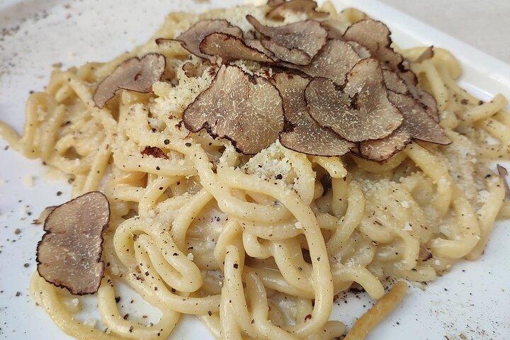トリュフパスタ、ステーキ、フリーフローワイン付きのフィレンツェグルメツアー