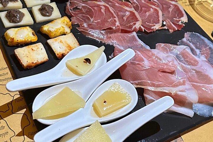 トリュフパスタ、ステーキ、フリーフローワイン付きのフィレンツェグルメツアー