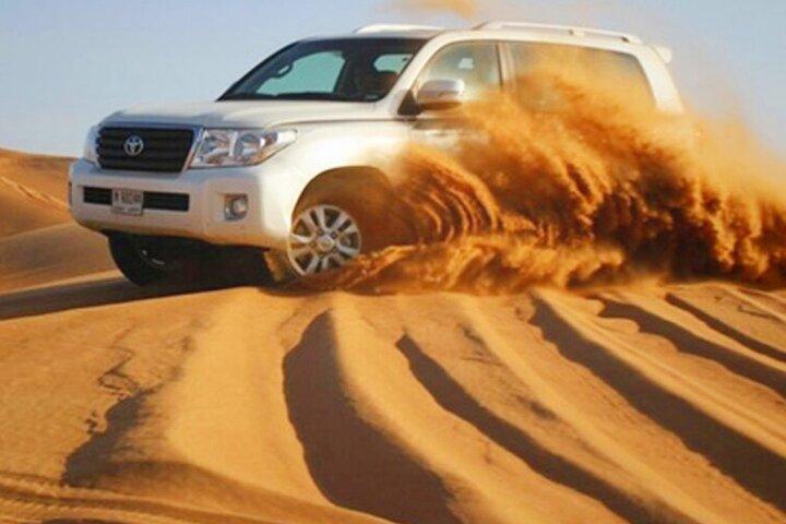 Dubai Vormittag 4 Stunden Safari Sharing Jeep Sand Boarding & Camle Ride