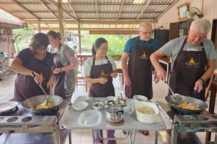 Aula divertida de culinária tailandesa perto de Bangkok