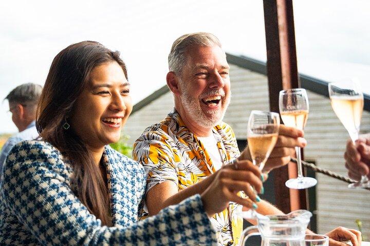 ロンドン発サセックスのヴィンテージ バス ワイン ツアー 1 日