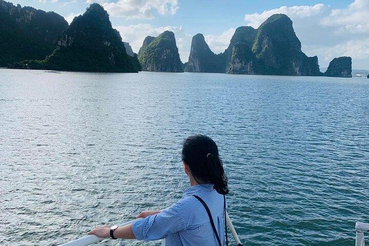 観光客の少ないエリアでのカヤック付きランハ湾への 1 日ツアー