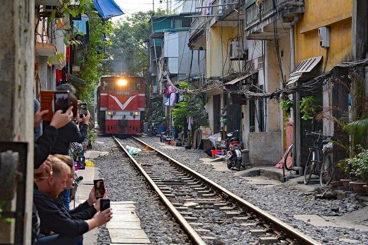 Hanoi Street Food Adventure : rue du train et délices locaux