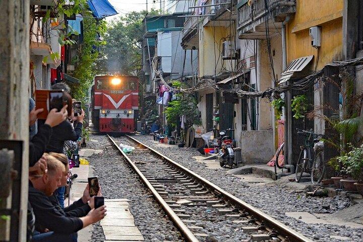 Tour gastronómico privado de Hanoi con Train Street y delicias locales