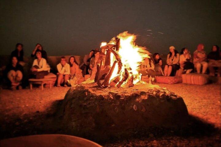 Découvrez le Luxe à Agafay :Quad, Chameau, Dîner-Spectacle