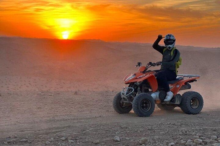 Découvrez le Luxe à Agafay :Quad, Chameau, Dîner-Spectacle