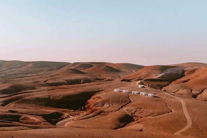 Découvrez le Luxe à Agafay :Quad, Chameau, Dîner-Spectacle