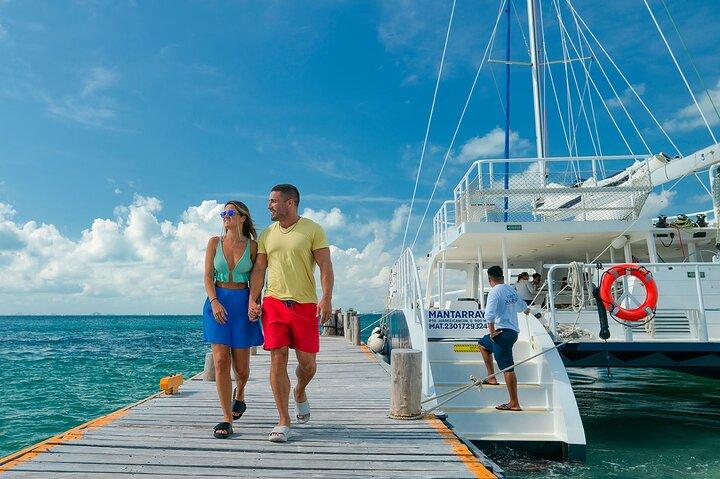 CATAMARÁN a Isla Mujeres, Snorkel y Club de Playa por Xcaret