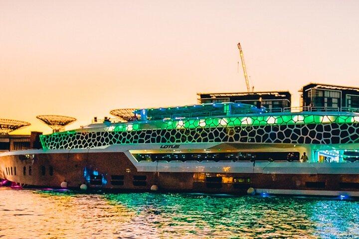 Dubaï Lotus Mega Yacht Dinner Croisière