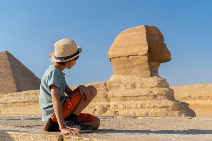 Cairo Pyramids, Sphinx, Museum & Bazaar Tour with Female Guide