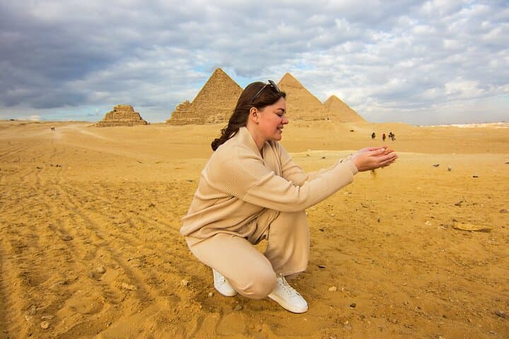 Cairo Pyramids, Sphinx, Museum & Bazaar Tour with Female Guide