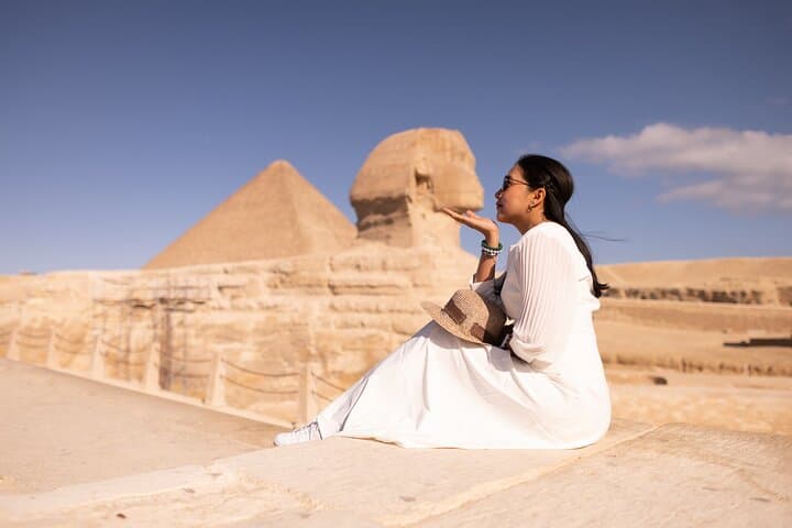 Cairo Pyramids, Sphinx, Museum & Bazaar Tour with Female Guide