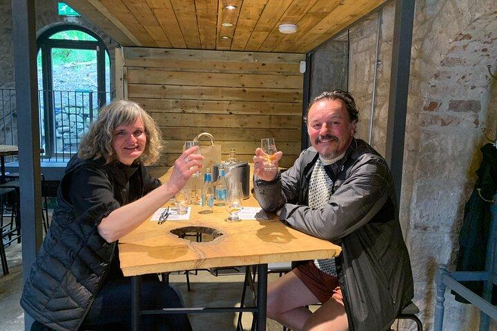 Tour privado a pie por Stirling Wee y cata de ginebra local