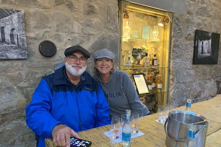 Tour privado a pie por Stirling Wee y cata de ginebra local