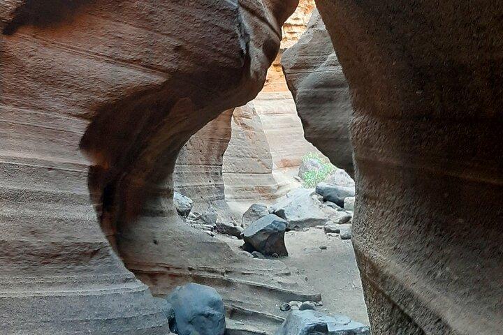 スカイ・レベルズの現地ガイドによるバランコ・デ・ラス・バカス、洞窟＆村