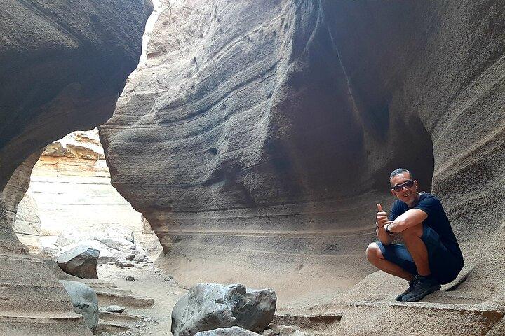スカイ・レベルズの現地ガイドによるバランコ・デ・ラス・バカス、洞窟＆村