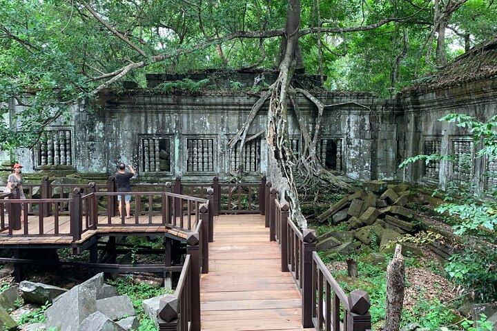 Siem Reap Airport transfer and Beng Mealea visit by private taxi