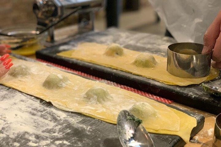 Corso di cucina pasta e tiramisù con vino a Venezia