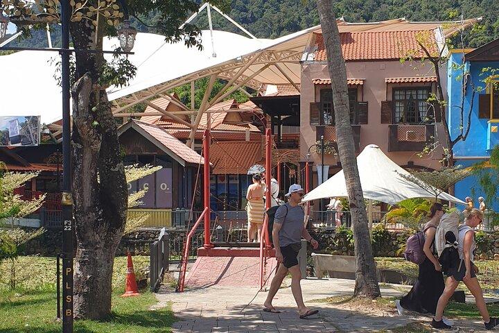 Teleférico de Langkawi, SkyBridge e praia com tour privado
