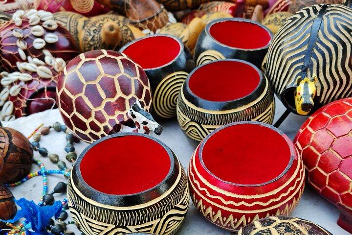 Private Cultural Souvenir Shopping and Giraffe Centre Tour