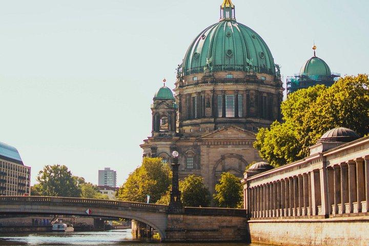 Transfer from Munich to Berlin: Private daytrip with 2 hours for sightseeing