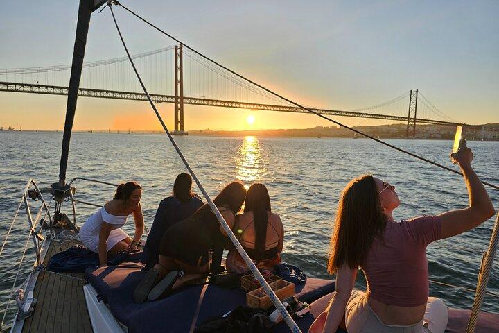 Lisbon: Private Relaxing Sunset Tour along the Tagus River