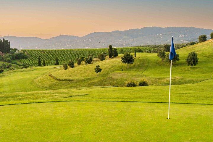 Actividad de golf de medio día en la Toscana con entrada