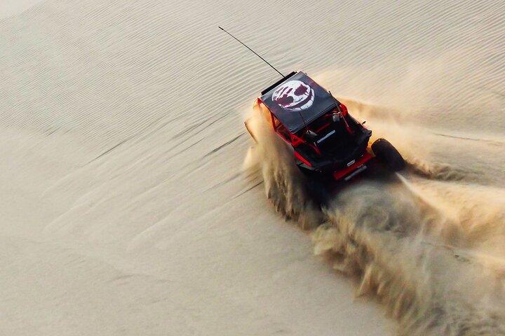 Doha: Nacht-Wüstensafari mit Sandboarden und Kamelritt