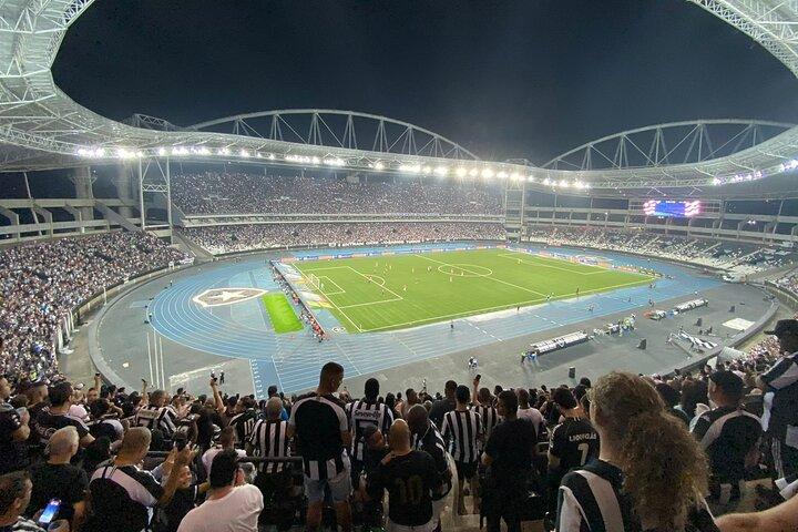 リオデジャネイロ：ボタフォゴのサッカーの試合に参加