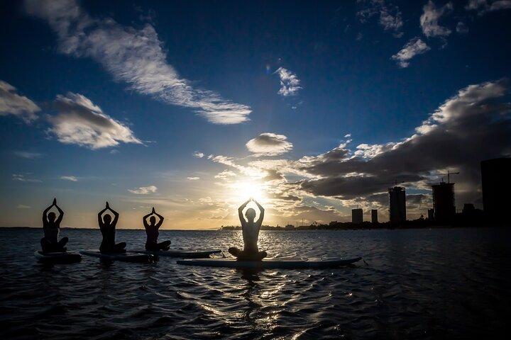 Yoga flotante al atardecer